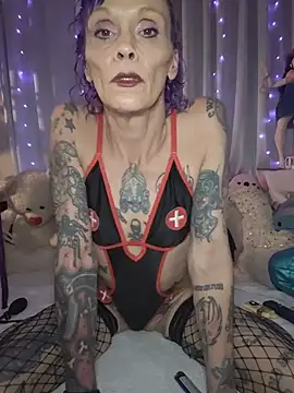 MommyMisfit online show from July 27, 9:45 pm