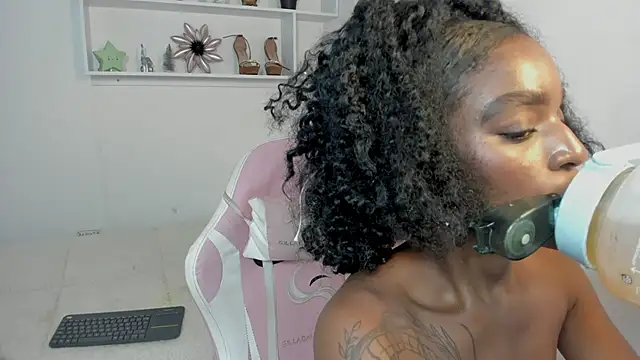 Zizi-campbel online show from December 18, 10:35 pm