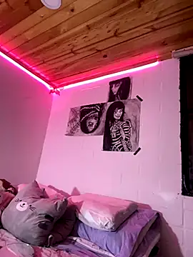 lauuraww online show from September 11, 4:57 am