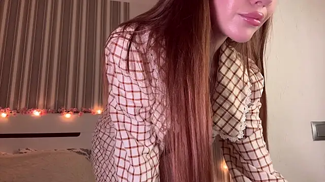 Awwwrora online show from December 3, 8:00 pm