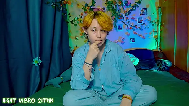 TrickyKitsune online show from October 15, 10:40 am