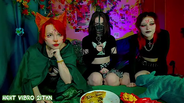 TrickyKitsune online show from October 31, 2:32 pm