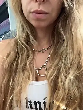 thigh hi online show from October 9, 2:10 pm