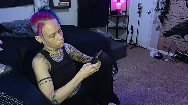 trashbrat online show from January 8, 7:12 am