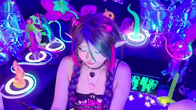 LaytonBox online show from February 6, 2:20 pm