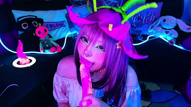 LaytonBox online show from October 3, 1:38 pm