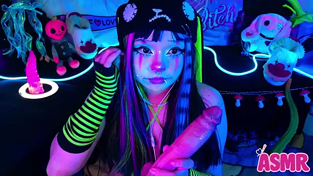 LaytonBox online show from October 7, 3:16 pm