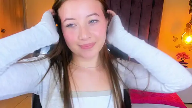 Dahlia Rousse online show from November 18, 6:03 am