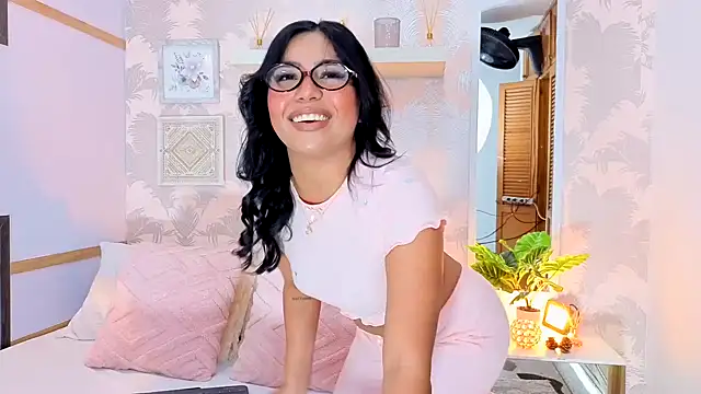 CharlotteGraay online show from December 5, 8:10 pm