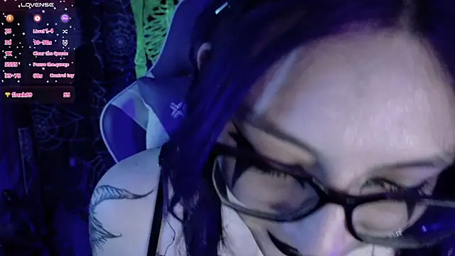 Kimlennox  online show from April 6, 1:45 pm