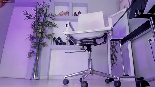 hannah howeell   online show from October 21, 10:08 am