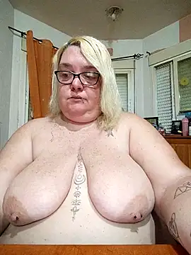 diosacurvy1984 online show from April 17, 7:21 am