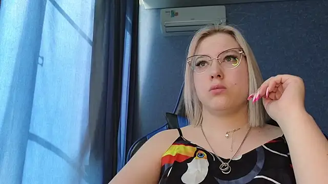 HotBrandyX online show from April 25, 5:10 am