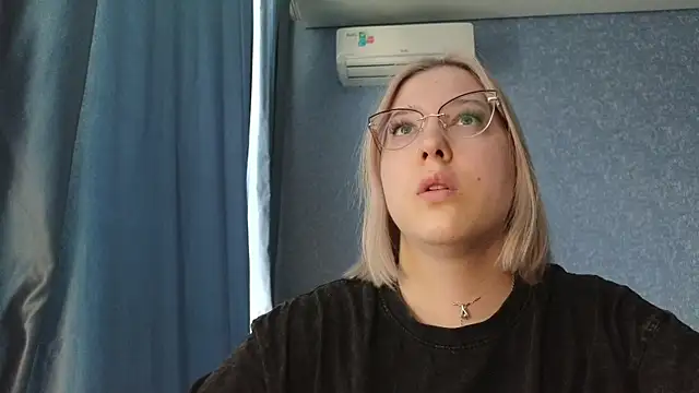 HotBrandyX online show from March 27, 7:32 am