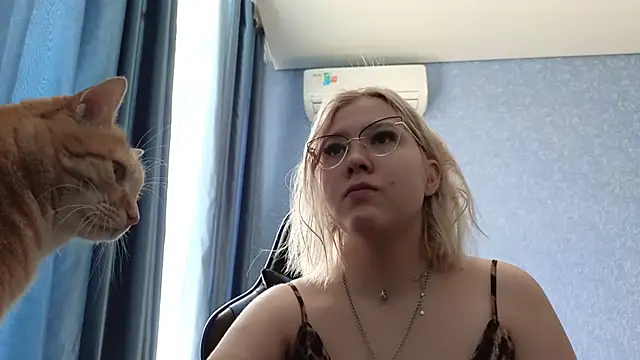 HotBrandyX online show from April 27, 4:09 am