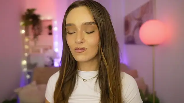 Clara Nia online show from February 19, 8:07 pm