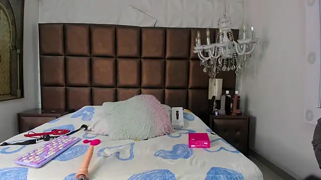 zoe taylorr1 online show from September 25, 4:55 am