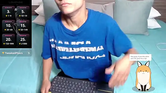 Liiamthompson online show from April 9, 9:15 am