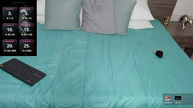 Liiamthompson online show from March 29, 9:30 am