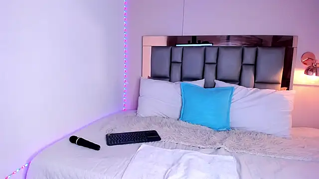 SofiArias online show from September 15, 9:00 pm