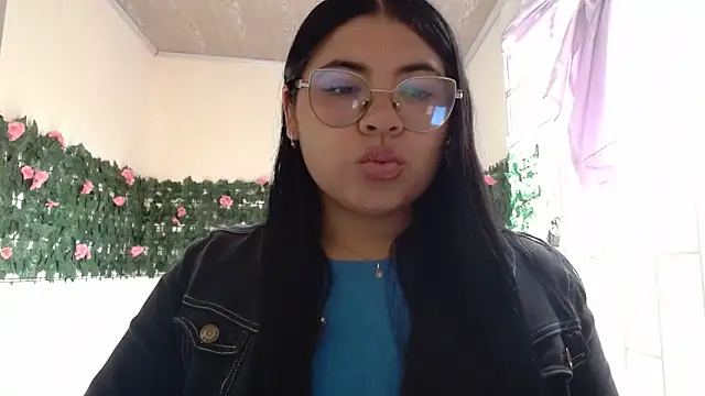 viccky vick online show from April 5, 8:30 pm