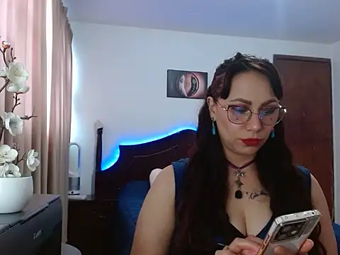 AloLovely  online show from March 30, 8:30 pm