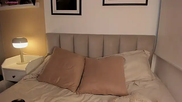 Gigi Strawberry online show from September 19, 4:55 am