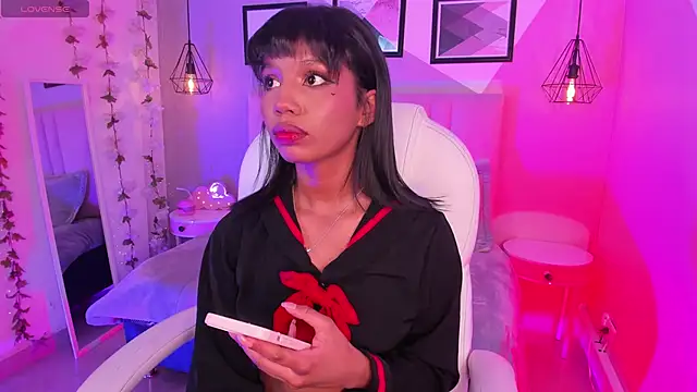 Gigi Strawberry online show from September 18, 4:33 am