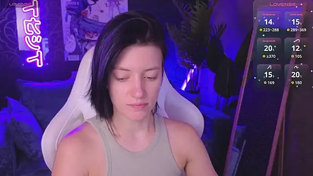 roxy riot  online show from April 2, 1:25 am