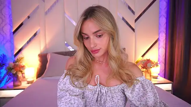 LindsieGreyy online show from July 9, 12:40 pm