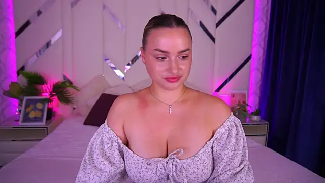 LindsieGreyy online show from September 28, 6:20 am