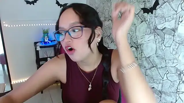 Emilybateee online show from October 17, 4:32 pm