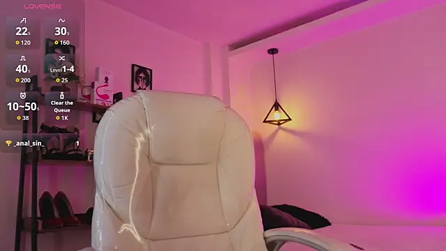 Miller Vanessa  online show from October 4, 9:30 pm