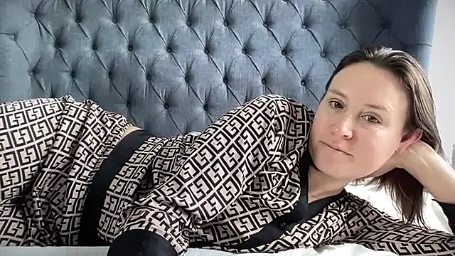 eatmypie69 online show from November 10, 12:00 pm