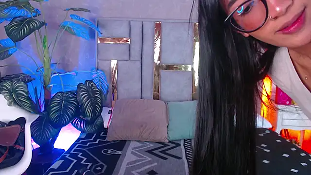 Tyla Ks online show from November 13, 7:35 pm