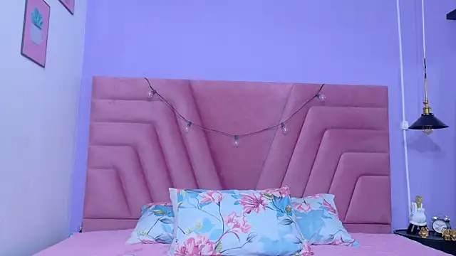 innocenthazel online show from December 14, 12:33 pm