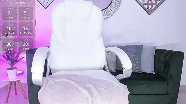 Corina White online show from November 27, 1:36 pm