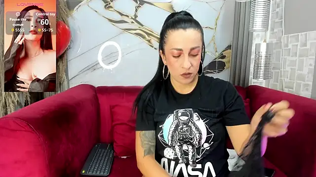 Bella williamss  online show from April 11, 8:01 pm