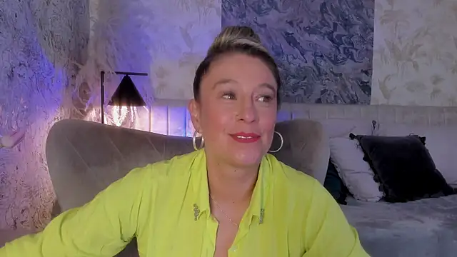 Liannaa  online show from October 14, 7:38 pm