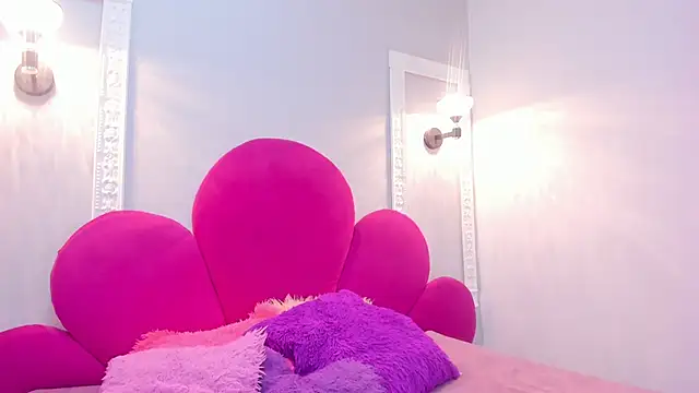 Bonniie 22 online show from October 20, 1:25 pm