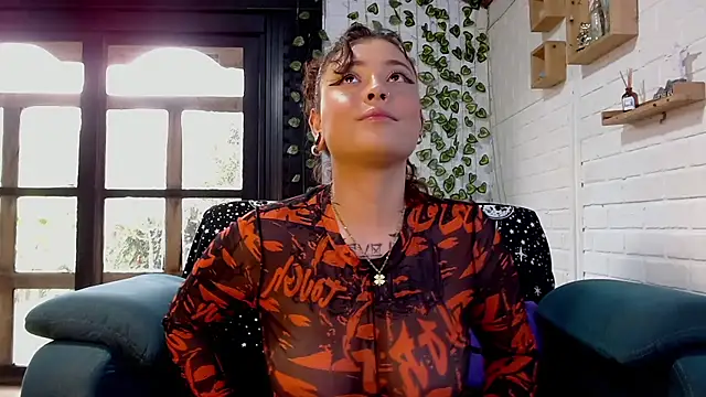 LiraSonnett online show from December 3, 10:01 pm