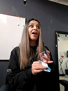 Isabella Varella online show from October 14, 2:30 pm