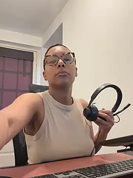 Melia Rayne online show from April 6, 9:32 am