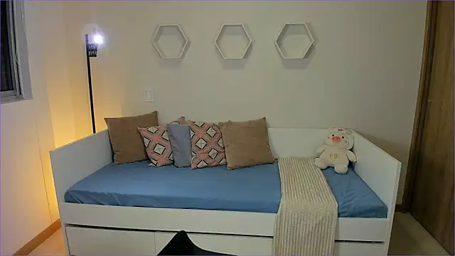 ValentinaMilann online show from March 13, 1:40 am