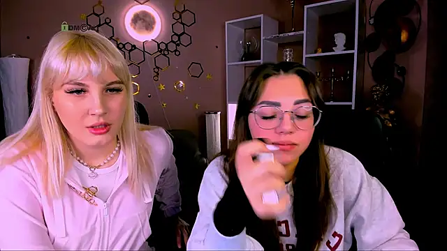 kiki swan online show from February 6, 7:01 am