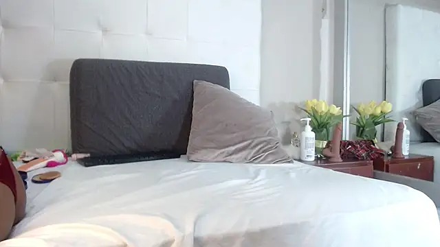 willow smitt online show from October 9, 12:09 pm