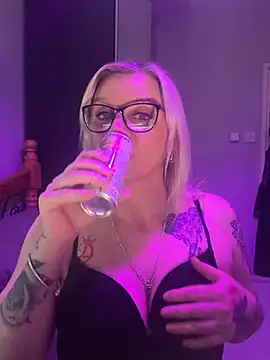 Curvy-Cleo online show from April 17, 8:22 pm