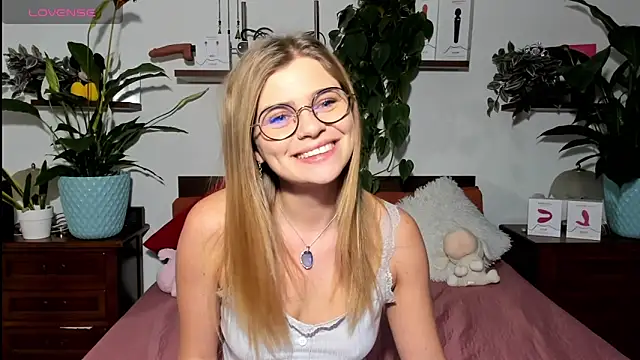 HaleyReedme online show from December 3, 8:17 am