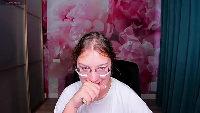 AngelinaLow online show from October 1, 11:48 am