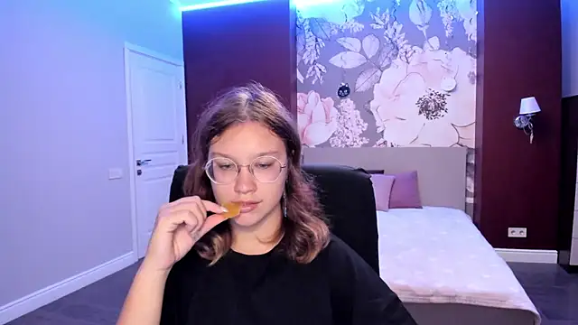 AngelinaLow online show from September 8, 6:18 pm